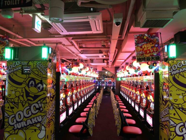 夜間作業もお任せください。（東京都北区パチンコ店様）