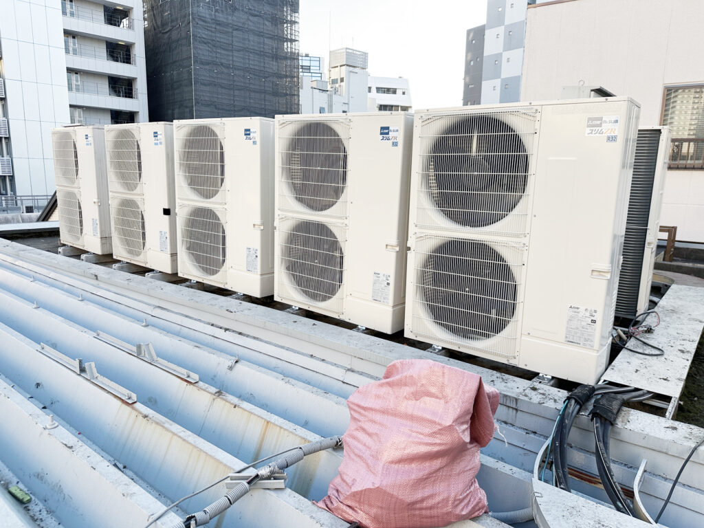 今年最も寒い日にパチンコ店様で空調工事をしました