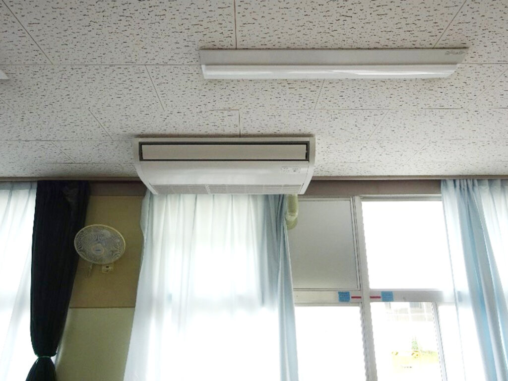 小中学校の特別教室にエアコンを設置しました