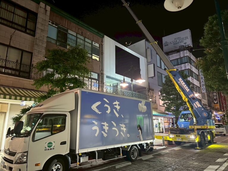繁華街での深夜の作業