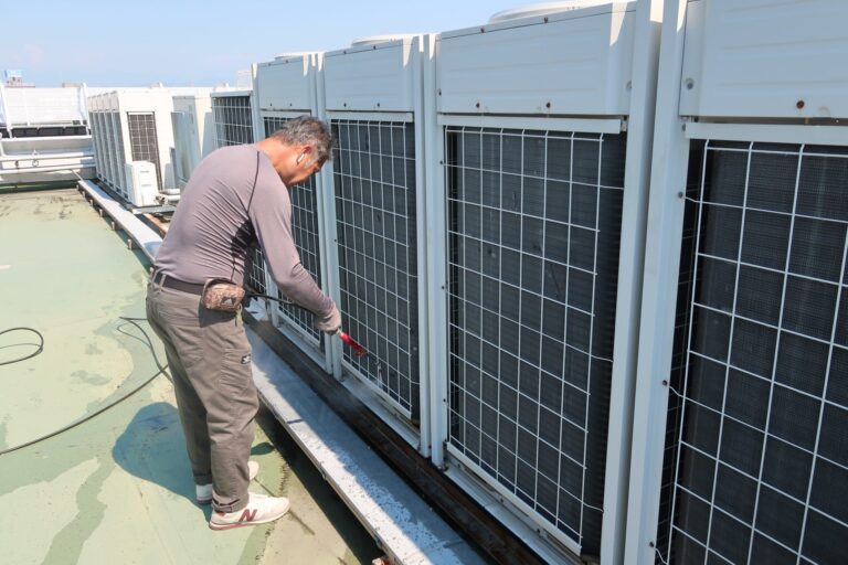 見落とされがちな室外機の手入れ。空調効率の改善に大きく貢献します。