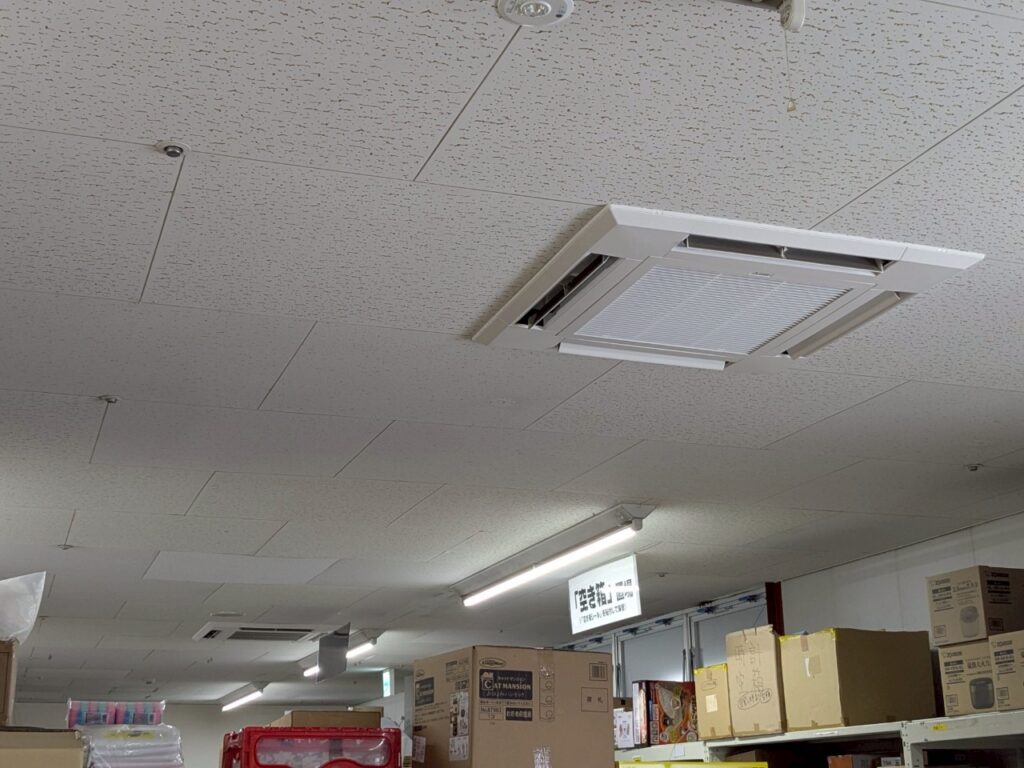 【熱中症対策】スーパーの倉庫にエアコンを新設しました