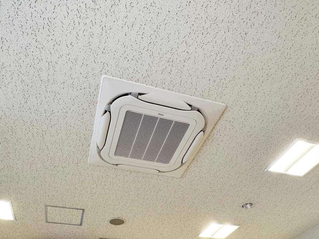 山梨県の東部の医療を担う整形外科様でエアコンを更新させていただきました。