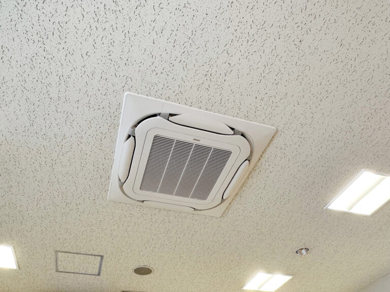 山梨県の東部の医療を担う整形外科様でエアコンを更新させていただきました。