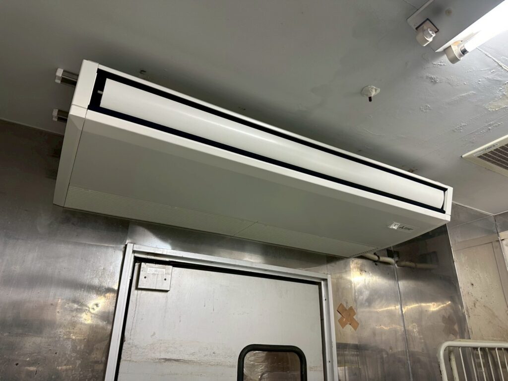 スーパーの作業場のエアコンを更新しました
