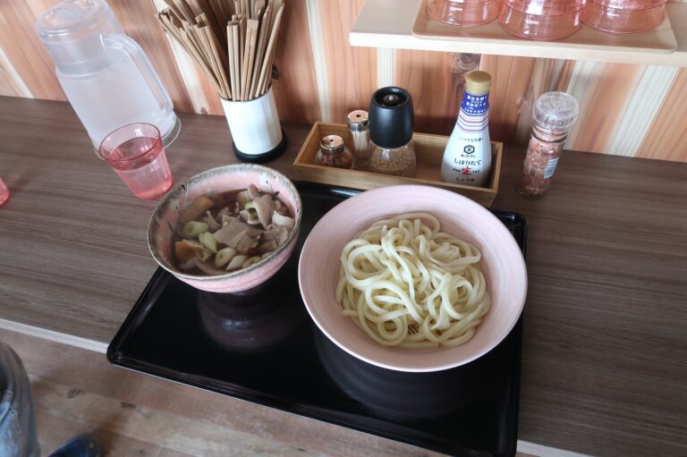 夏こそ肉汁うどん、店内冷えてます。
